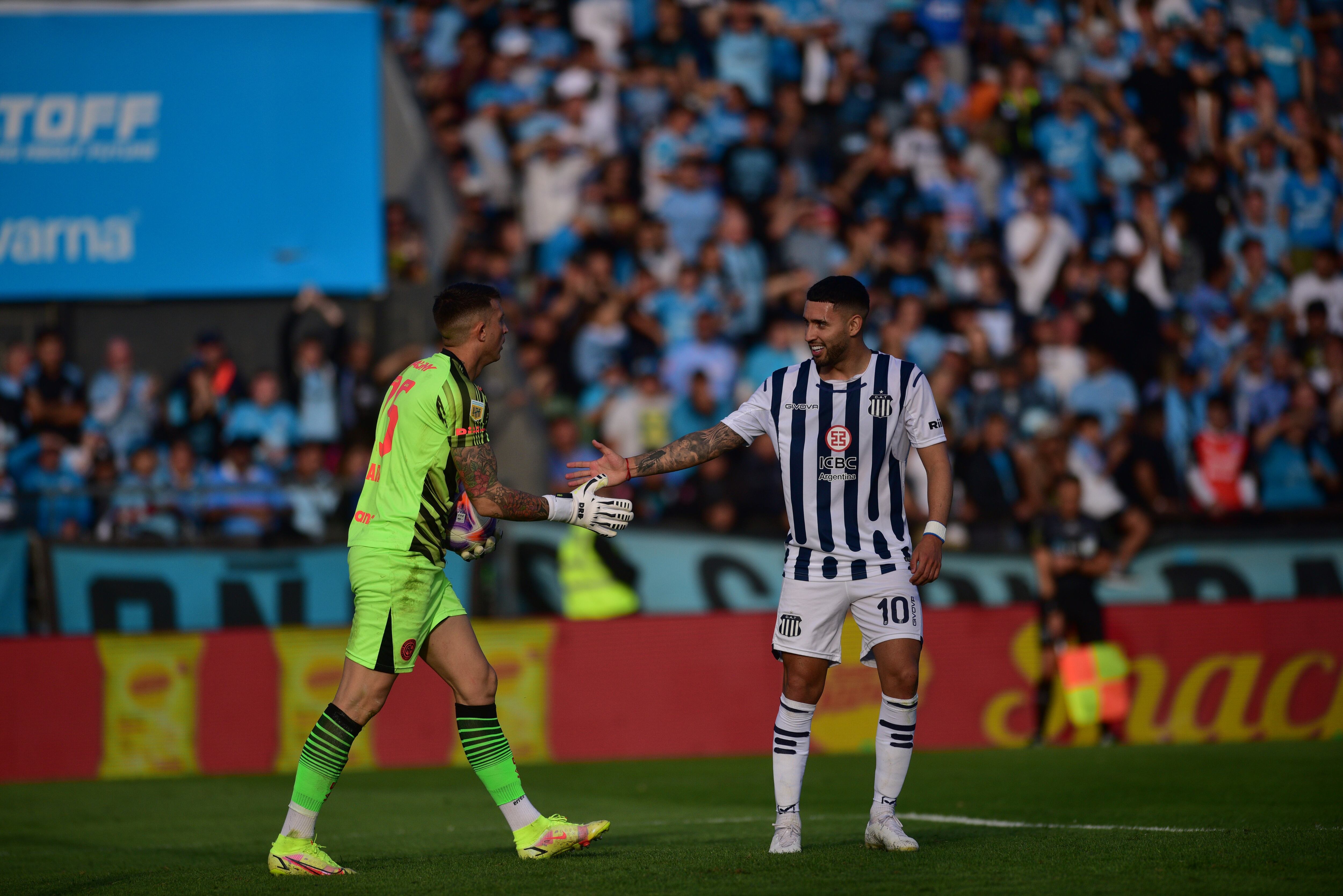 Nahuel Losada le contuvo un penal a Santos en el primer tiempo, y en el complemento un disparo a Nahuel Bustos. (Javier Ferreyra / La Voz)