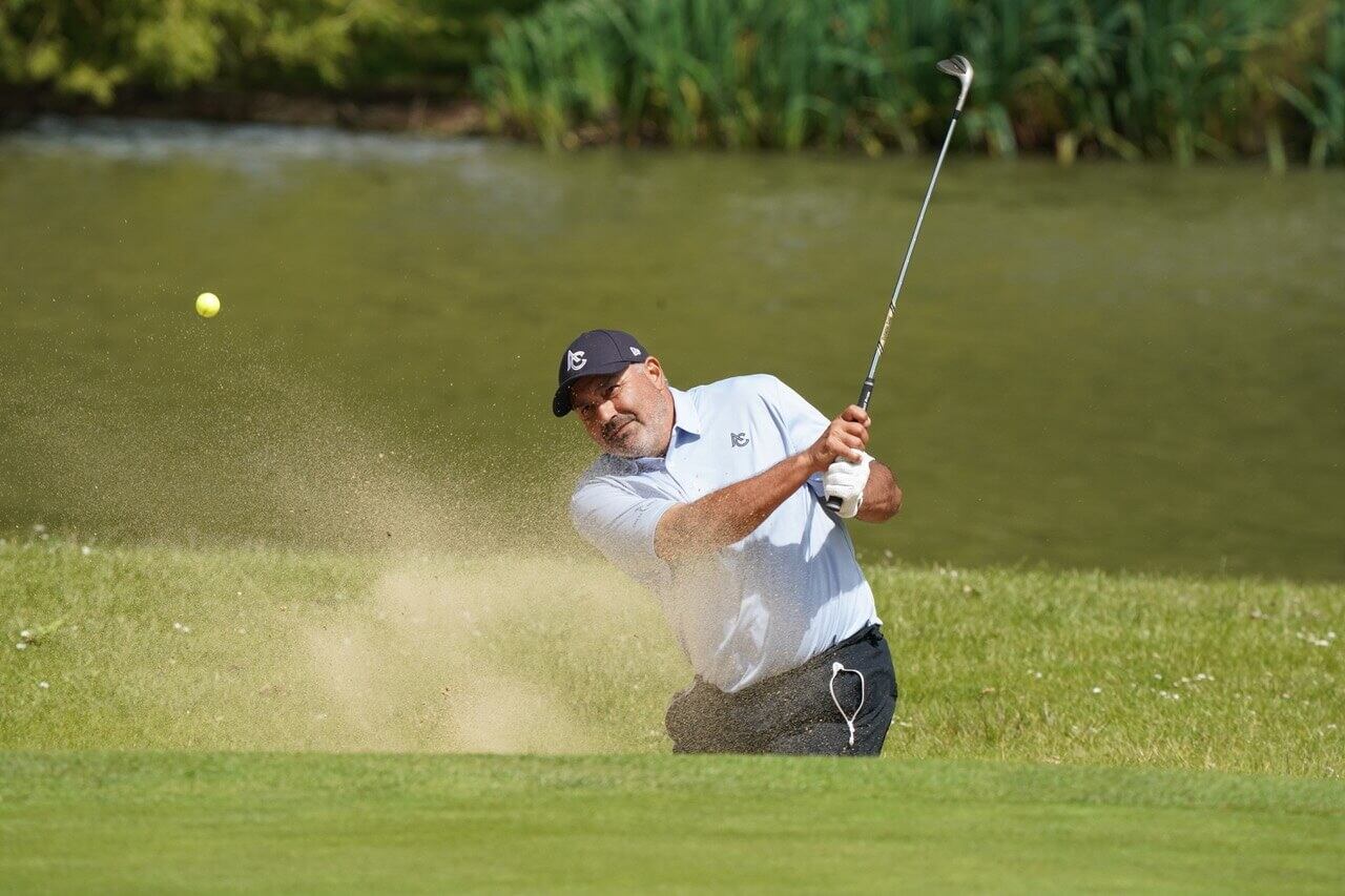 Ángel Cabrera ganó un título después de 10 años. Lo hizo el Legends Tour de Europa. Aquí recibe el premio de Paul Lawrie. (Prensa Paul Lawrie Tournament)