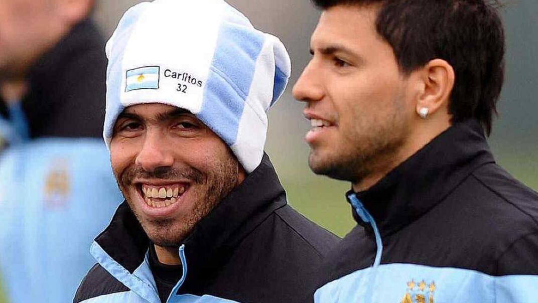 Tevez supo jugar al lado de grandes delanteros argentinos como el Kun Agüero y Lionel Messi. Foto: AP.