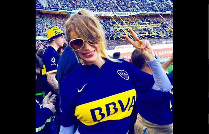 Vicky Xipolitakis luciendo la remera de Boca.