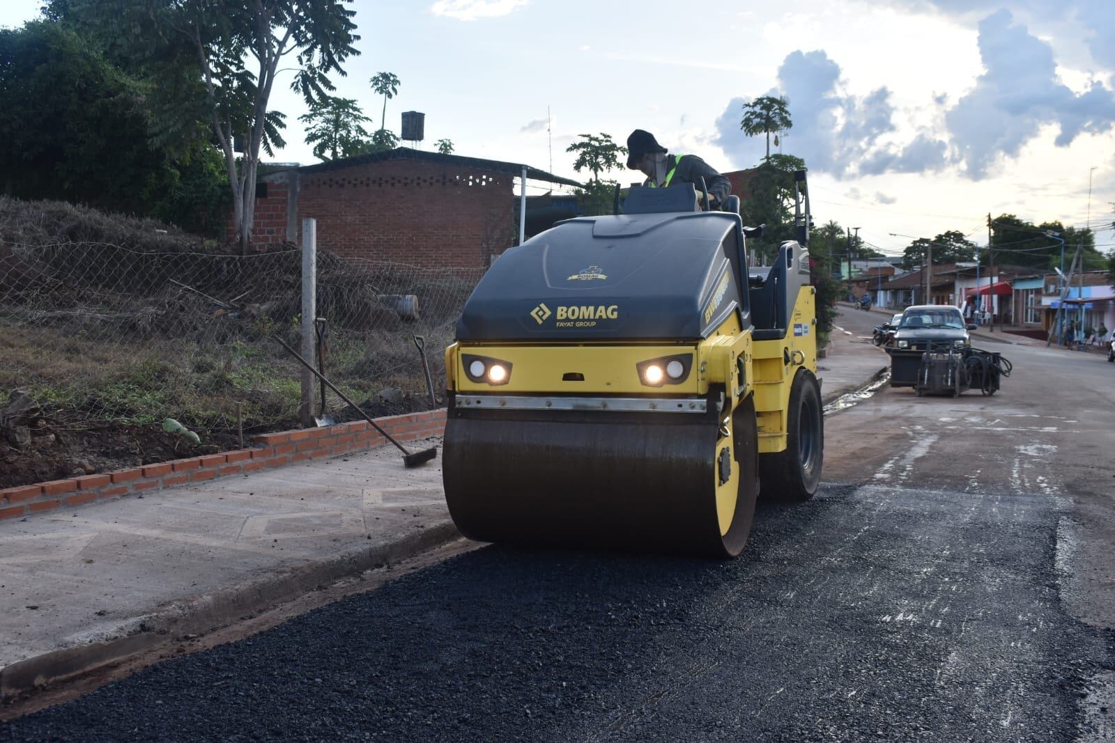 Puerto Piray: inician trabajos de bacheo en varias avenidas.