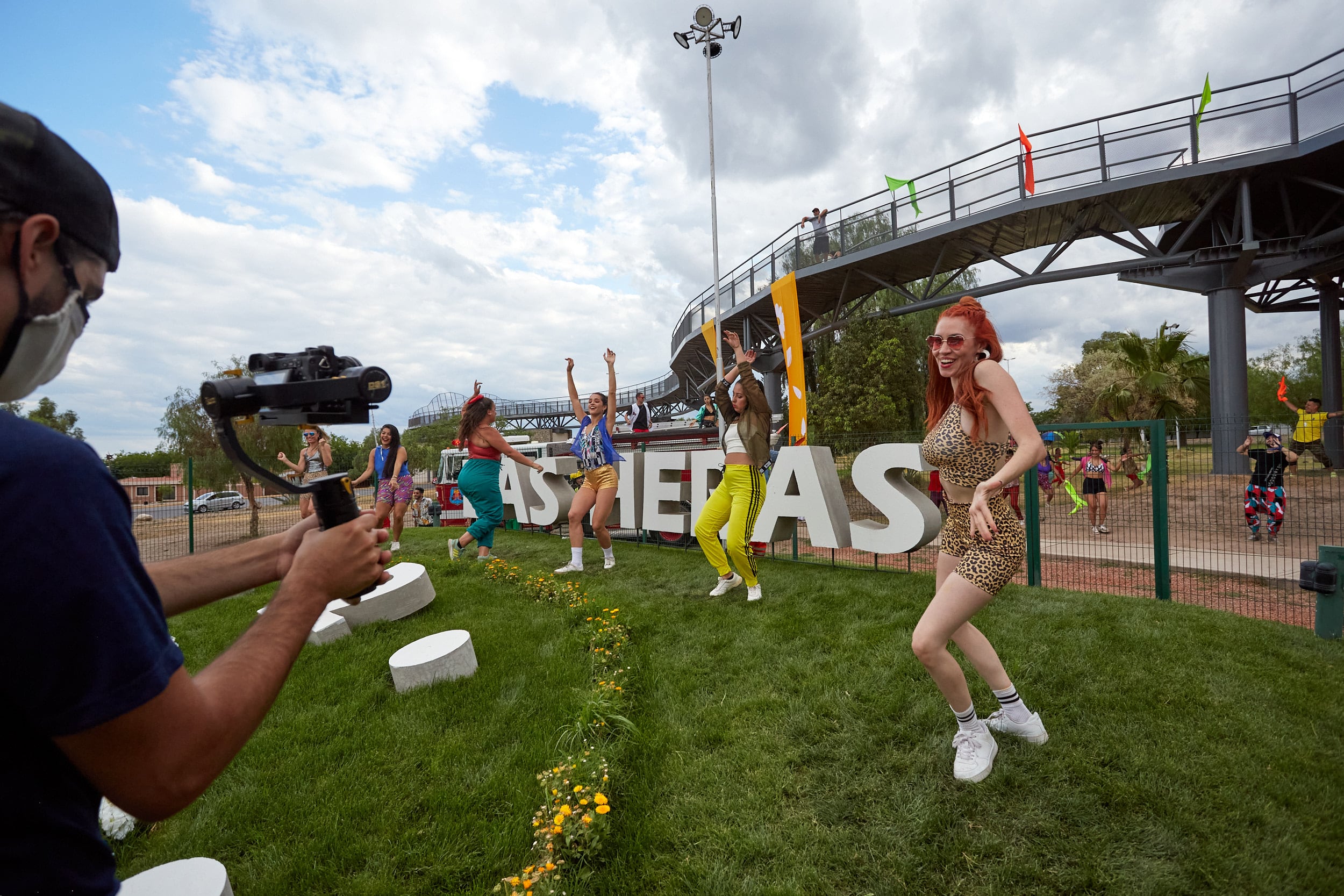 Actores durante el rodaje del audiovisual "Vendimia que despierta" con bailarines y actores en Parque de la Familia y Mirador Bicentenario. Las Heras.