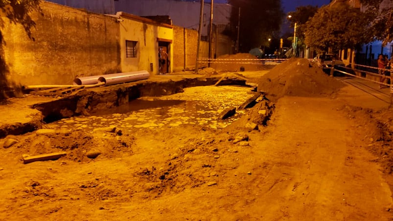 Se rompió un caño de agua que generó un socavón de más de 5 metros de profundidad. Quejas de los vecinos.