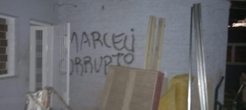 Una de las pintadas que aparecieron con tra el intendente Marcelino Iglesias en el depósito incendiado. Gentileza Sitio Andino