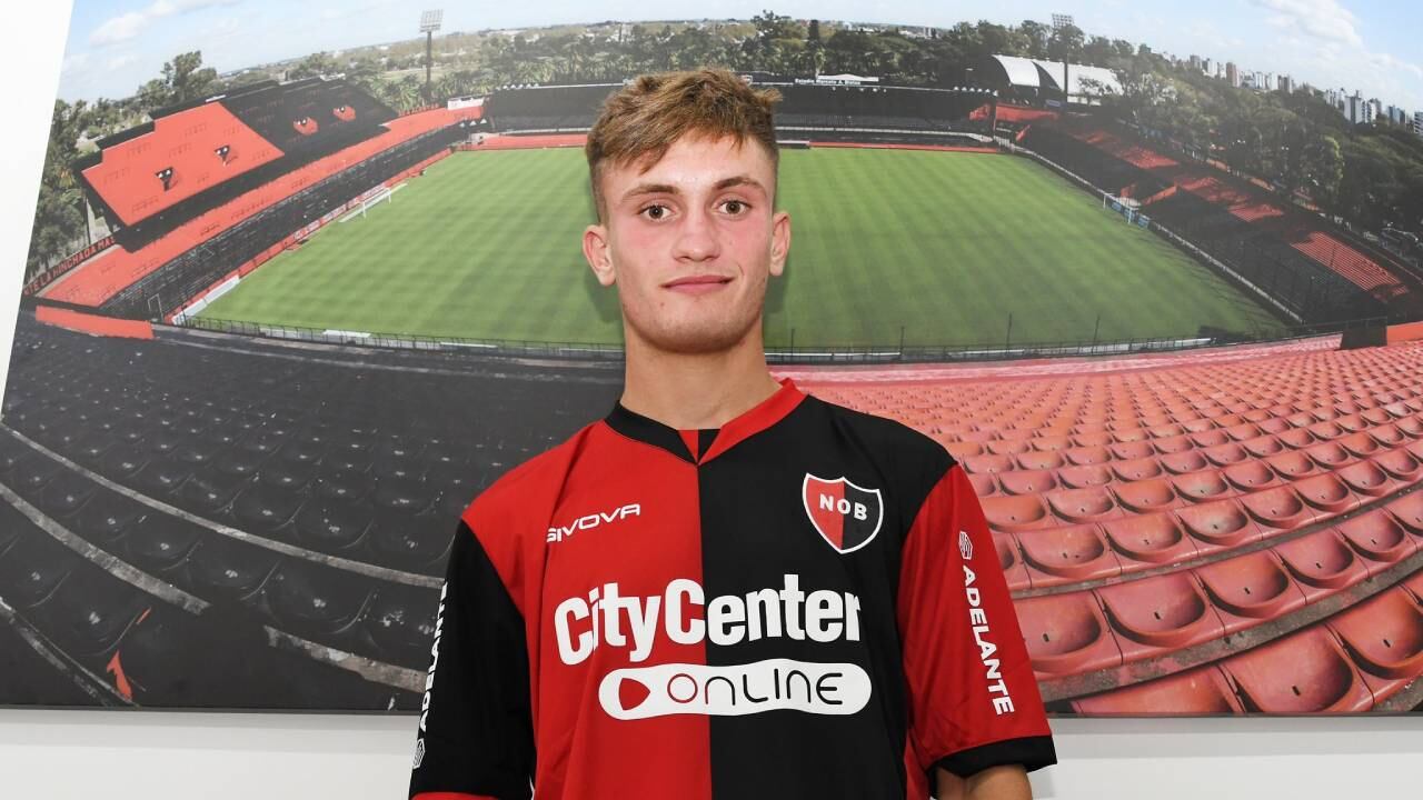 Martín Luciano firmó su primer contrato profesional con Newell's