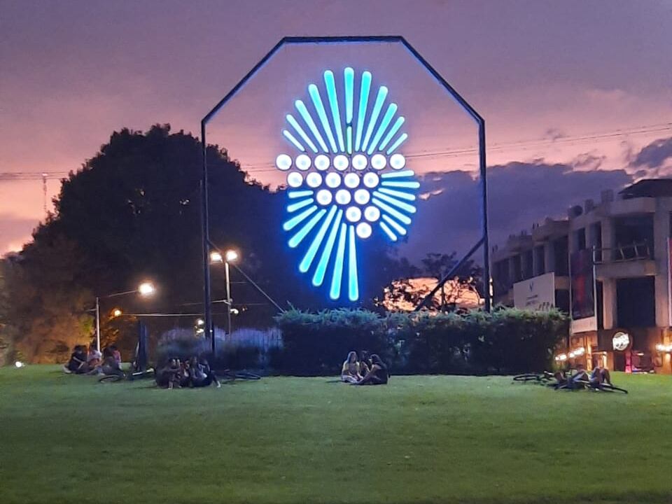 Es en homenaje a los veteranos y caídos en Malvinas. 