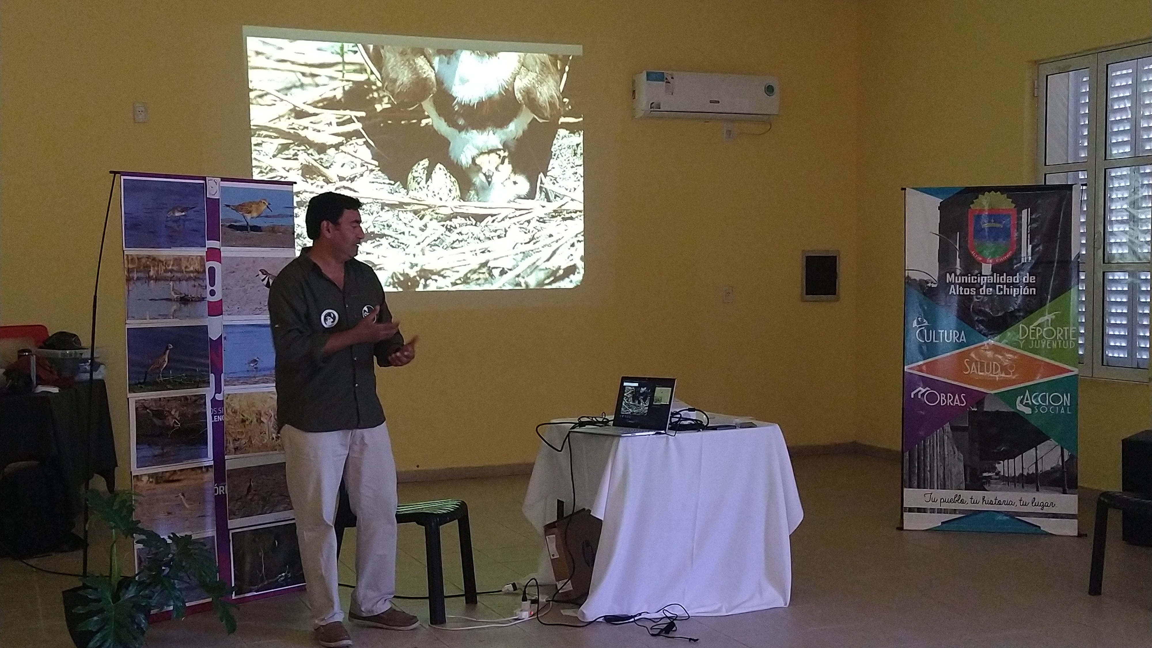 Walter Cejas exponiendo en el inicio del Festival