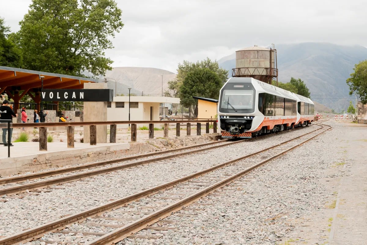 El Tren Solar de la Quebrada, en la estación Volcán, listo para comenzar a llevar turistas por los pueblos del norte jujeño.