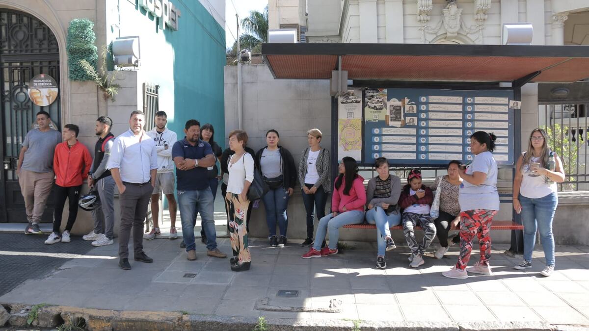 Familiares y prestadores de personas con discapacidad reclamaron frente al IOSPER