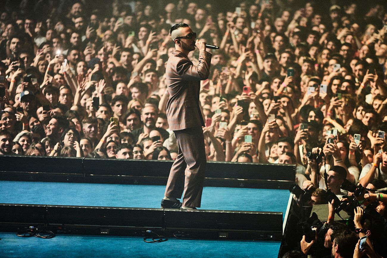 El español C. Tangana comenzó anoche a saldar la deuda que le había quedado pendiente con sus fans argentinos en marzo pasad, al concretar el primero de los dos shows previstos en el Movistar Arena, en el barrio porteño de Villa Crespo, en donde puso en escena sus más profundas raíces culturales a través de un sanguíneo y teatral concierto.