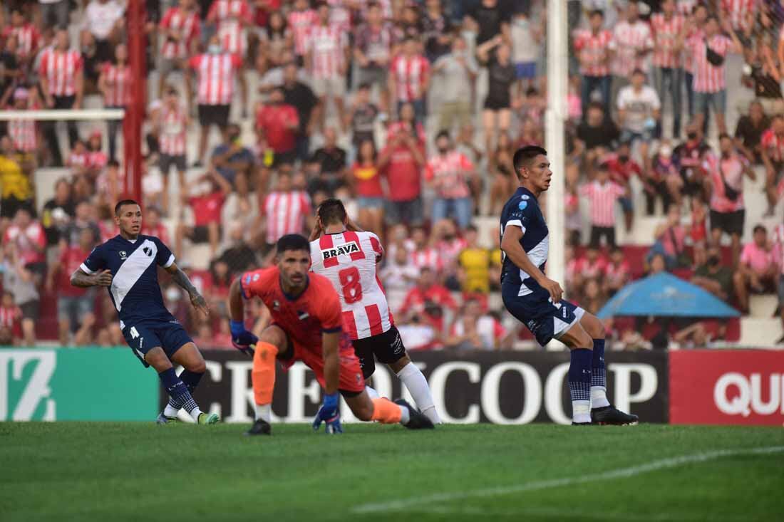 Gabriel Graciani se toma la cabeza. Era el gol de Instituto, y la tiró por arriba del travesaño (Nicolás Bravo)