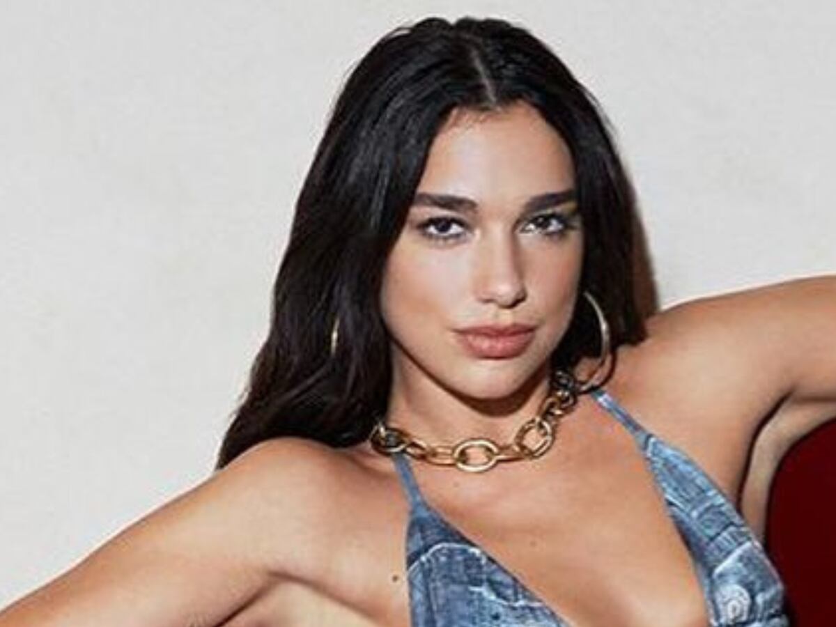 Blazer de cuero, pantalón negro y zapatillas: la producción de fotos de Dua Lipa subida a una silla