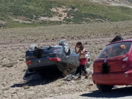 La familia fue auxiliada por conductores que pasaban por el lugar y alertaron a la policía.