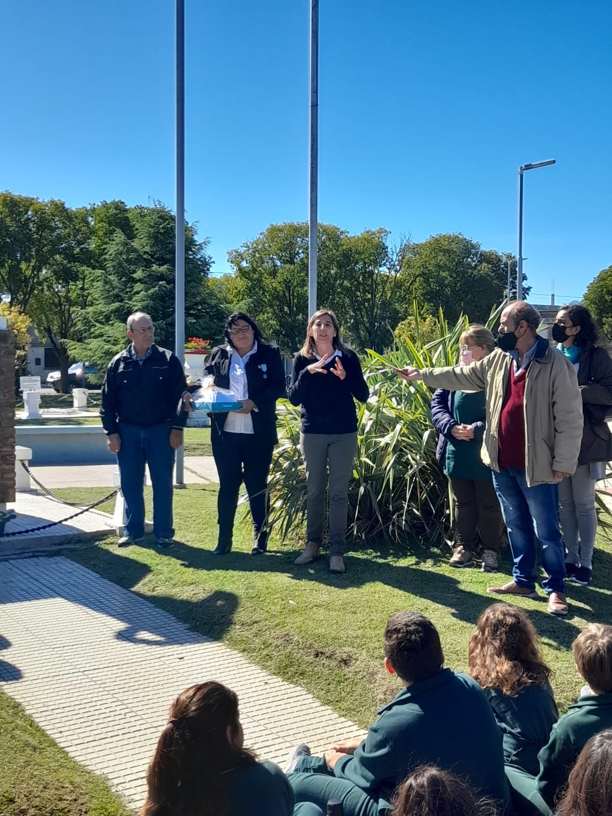 Alumnos del Jesús Adolescente sorprendieron a Veteranos de Malvinas con un desayuno