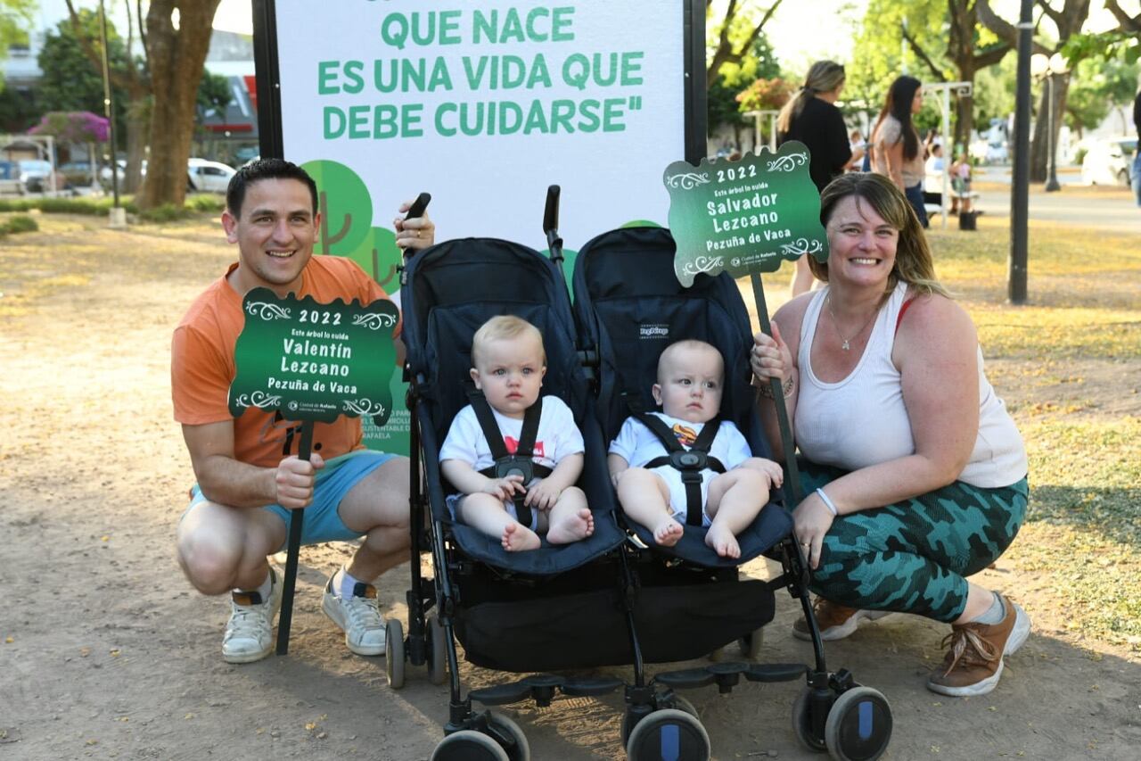 Entrega de árboles y placas del programa "Crecer Juntos"