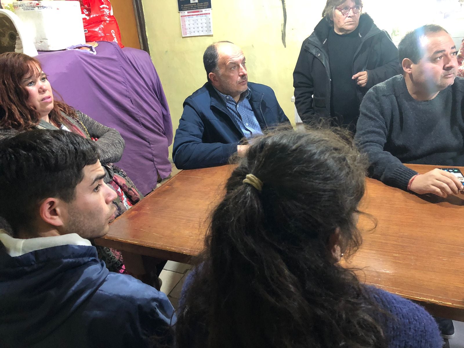 Vecinos del Barrio Santa Teresita recibieron ayer al precandidato a intendente de Unión Por la Patria Pablo Garate y al concejal Pity Federico.