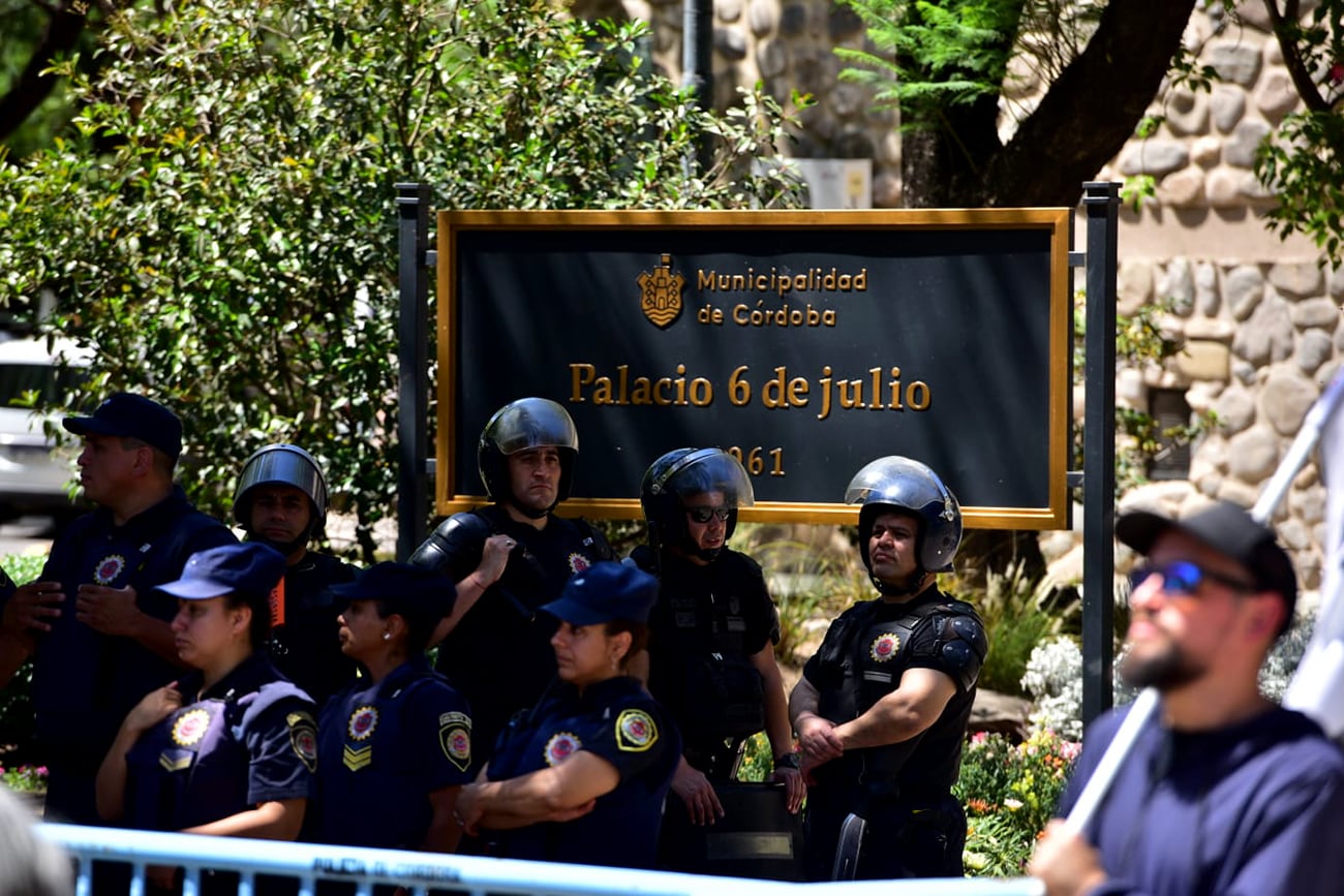 Protesta del Suoem frente al Palacio 6 de Julio, en Córdoba. (José Gabriel Hernández / la Voz)