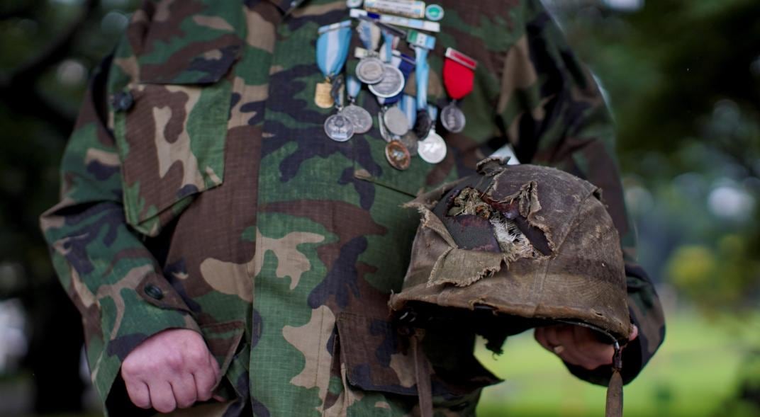 No son solo medallas que suenan cuando chocan, son reconocimientos a su entrega patriótica. Defendieron nuestra soberanía, la defienden y la seguirán defendiendo. Imagen del casco perforado del VGM Jorge Altieri, soldado de Malvinas.