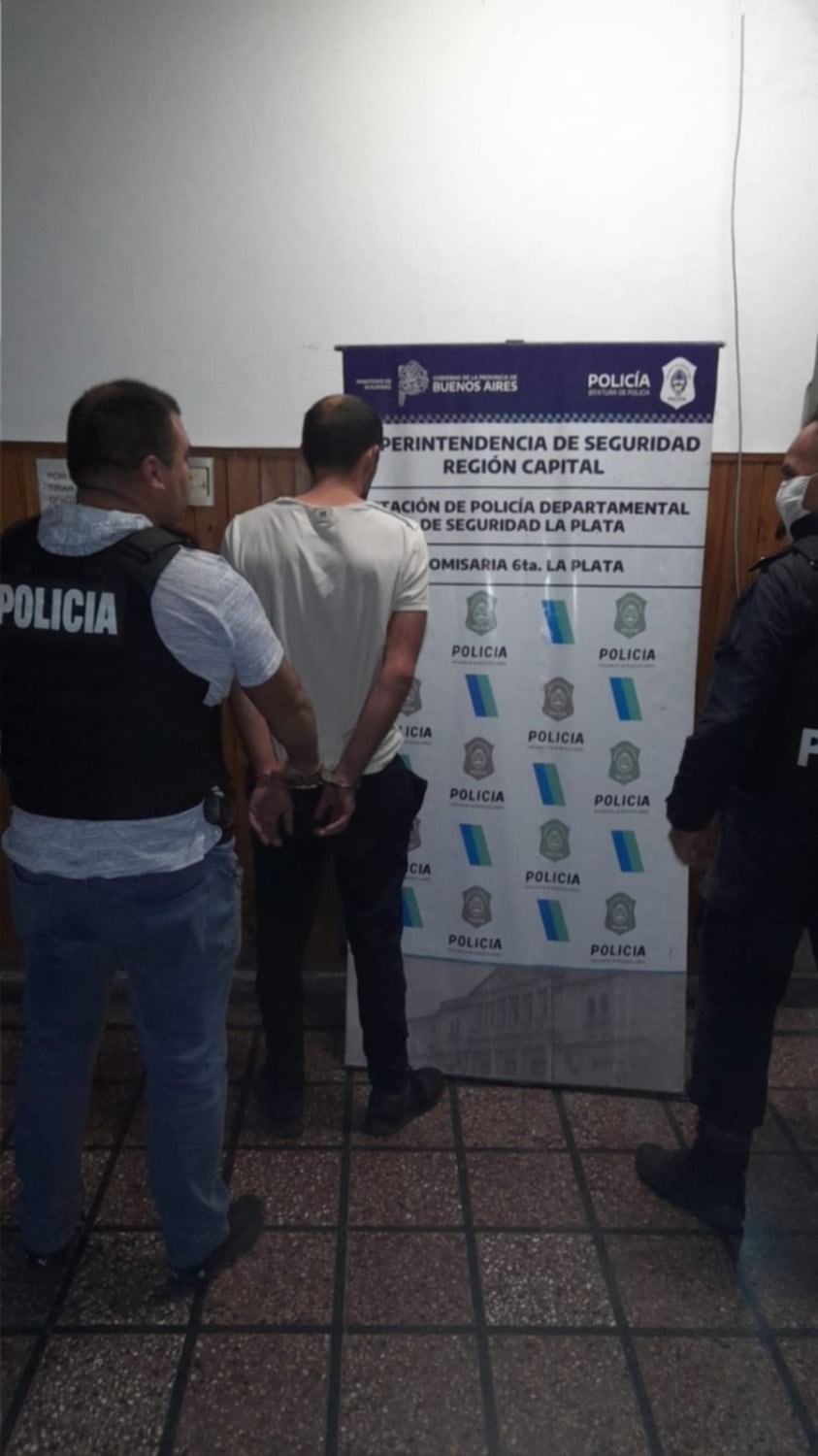 Un ladrón fingió ser el dueño de la casa que robaba cuando la policía llegó, pero lo descubrieron.