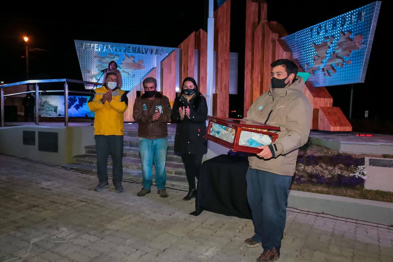 En el monumento de la Plazoleta “Veteranos de Malvinas”, se honró a los héroes, conmemorando su lucha en el campo de batalla.