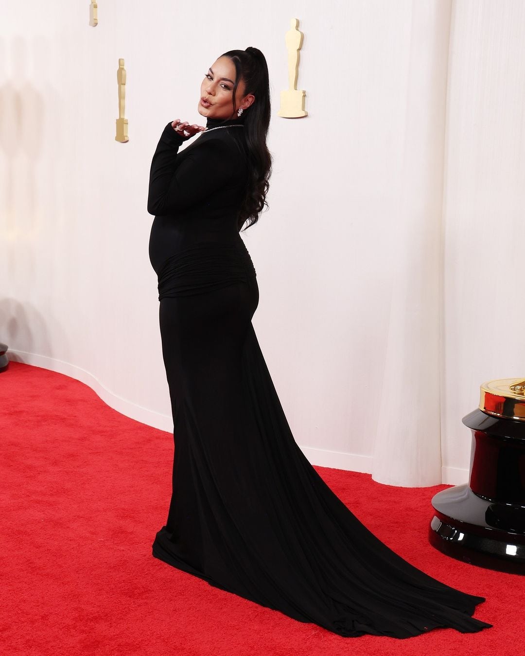 Vanessa Hudgens anunció su embarazo en la alfombra roja de los Oscar 2024