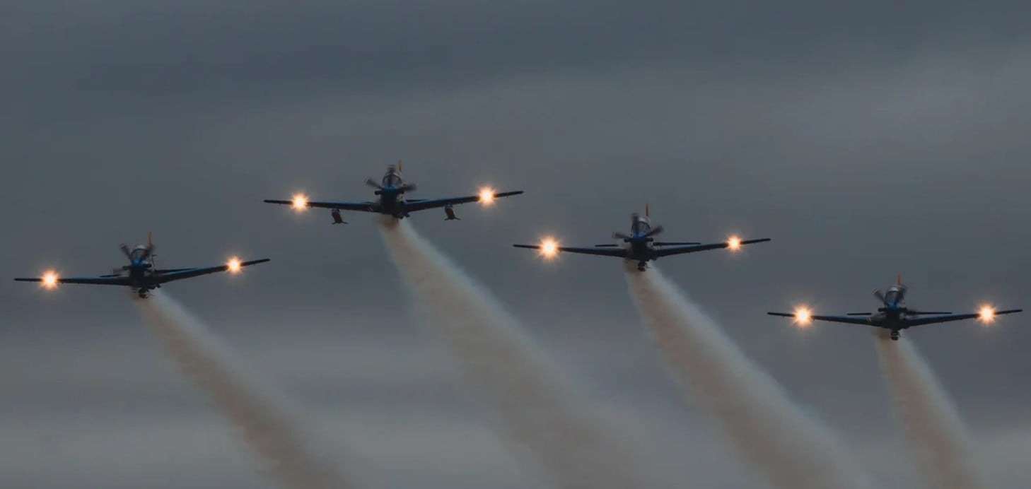 Los aviones brasileros brillaron en el cielo cordobés, este miércoles.