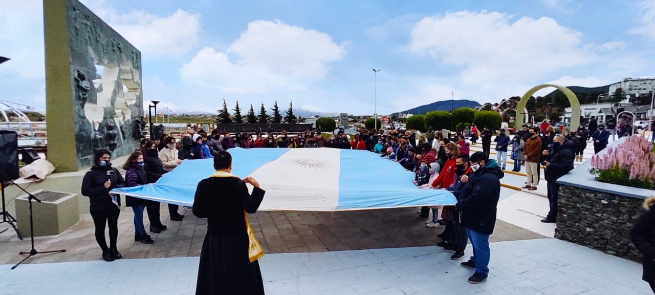 El Padre Pablo Caballero Karanik realizó un acto religioso antes de izar el nuevo Pabellón.