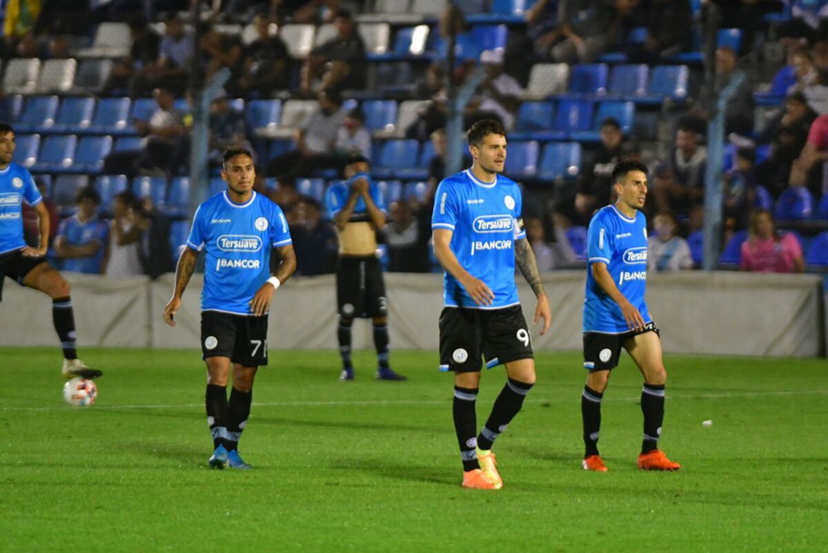 A Belgrano no le alcanzó con los goles de Vegetti; perdió ante Temperley y se diluyen sus chances