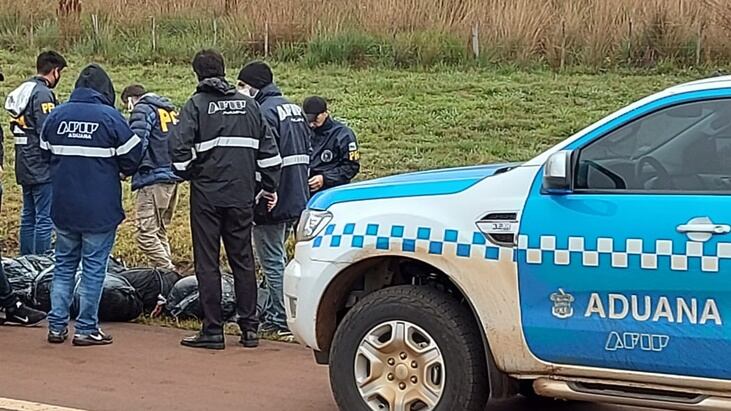 Gran golpe al contrabando de estupefacientes por parte de la Policía Federal y Aduana.