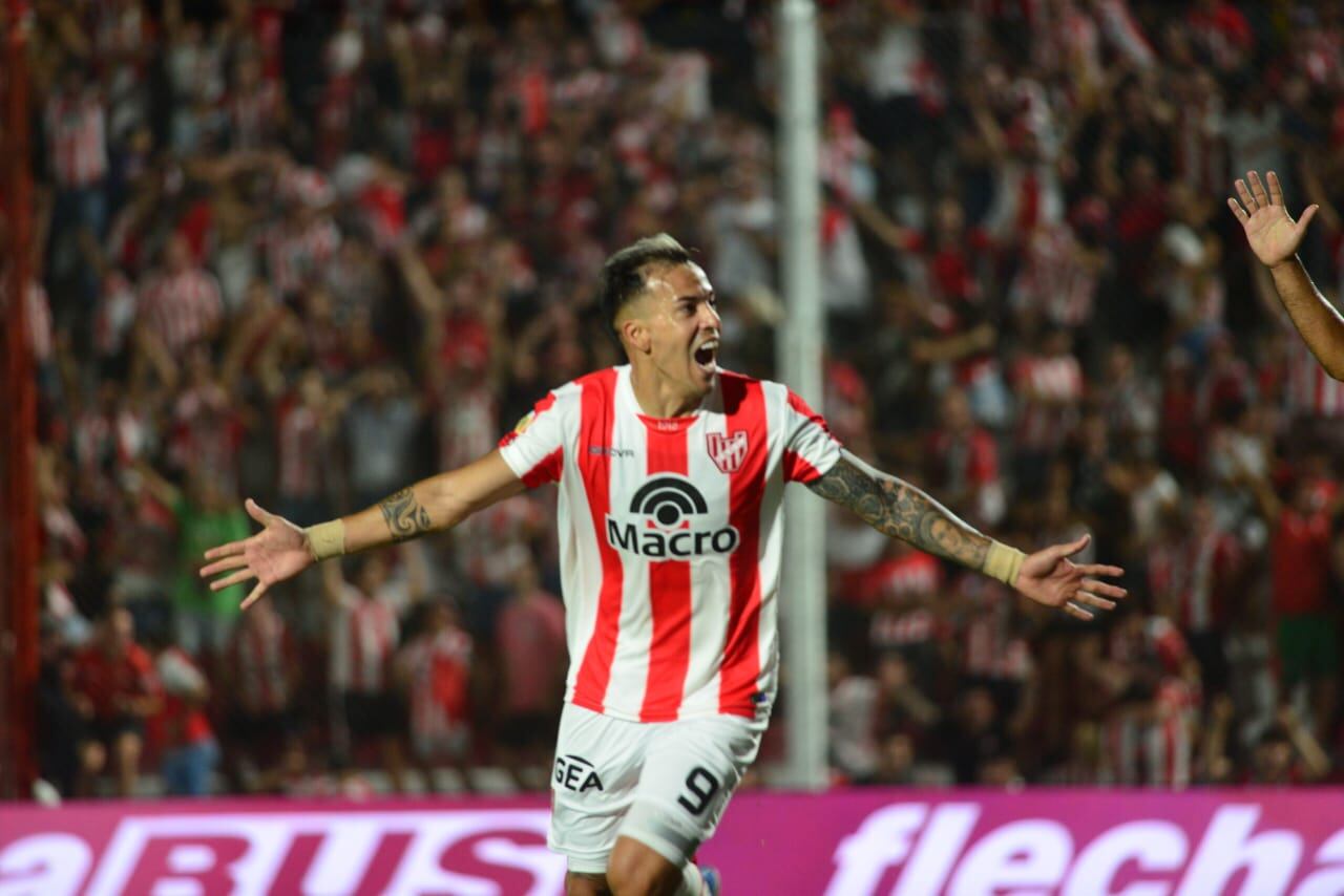 Facundo Suárez, delantero de Instituto, marcó el 2-0 parcial de la Gloria ante Atlético Tucumán por la Copa de la Liga en el Monumental de Alta Córdoba. (Javier Ferreyra / La Voz)