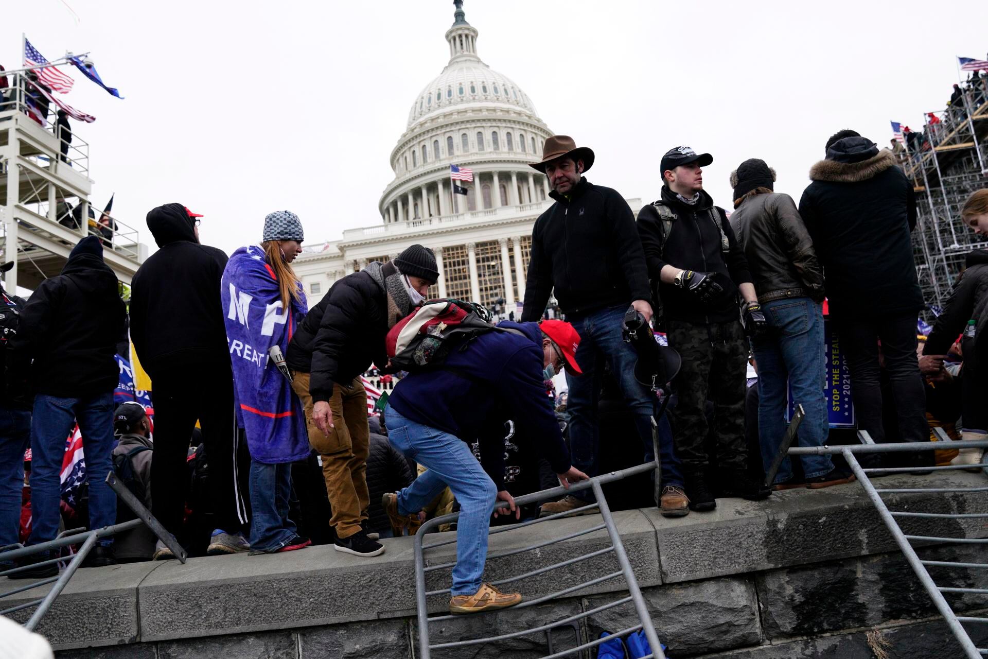 Seguidores del expresidente Donald Trump entraban a la fuerza al Capitolio, sede del Congreso de EE.UU., el 6 de enero de 2021. EFE/Will Oliver