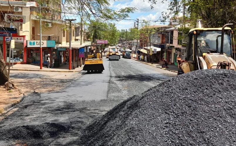 Puerto Iguazú: avanzan las obras de asfaltado por varias calles de la ciudad.