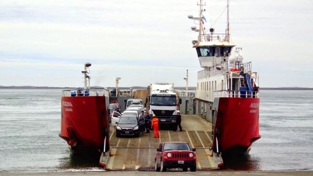 Barcaza de la empresa chilena que presta servicios de transporte por el Estrecho de Magallanes.