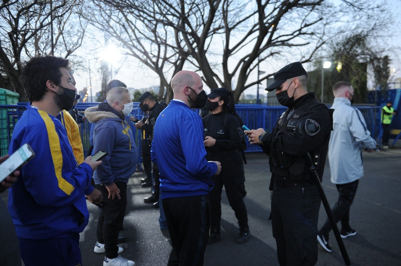 El retorno de los hinchas de Boca a su estadio este sábado. (Clarín).