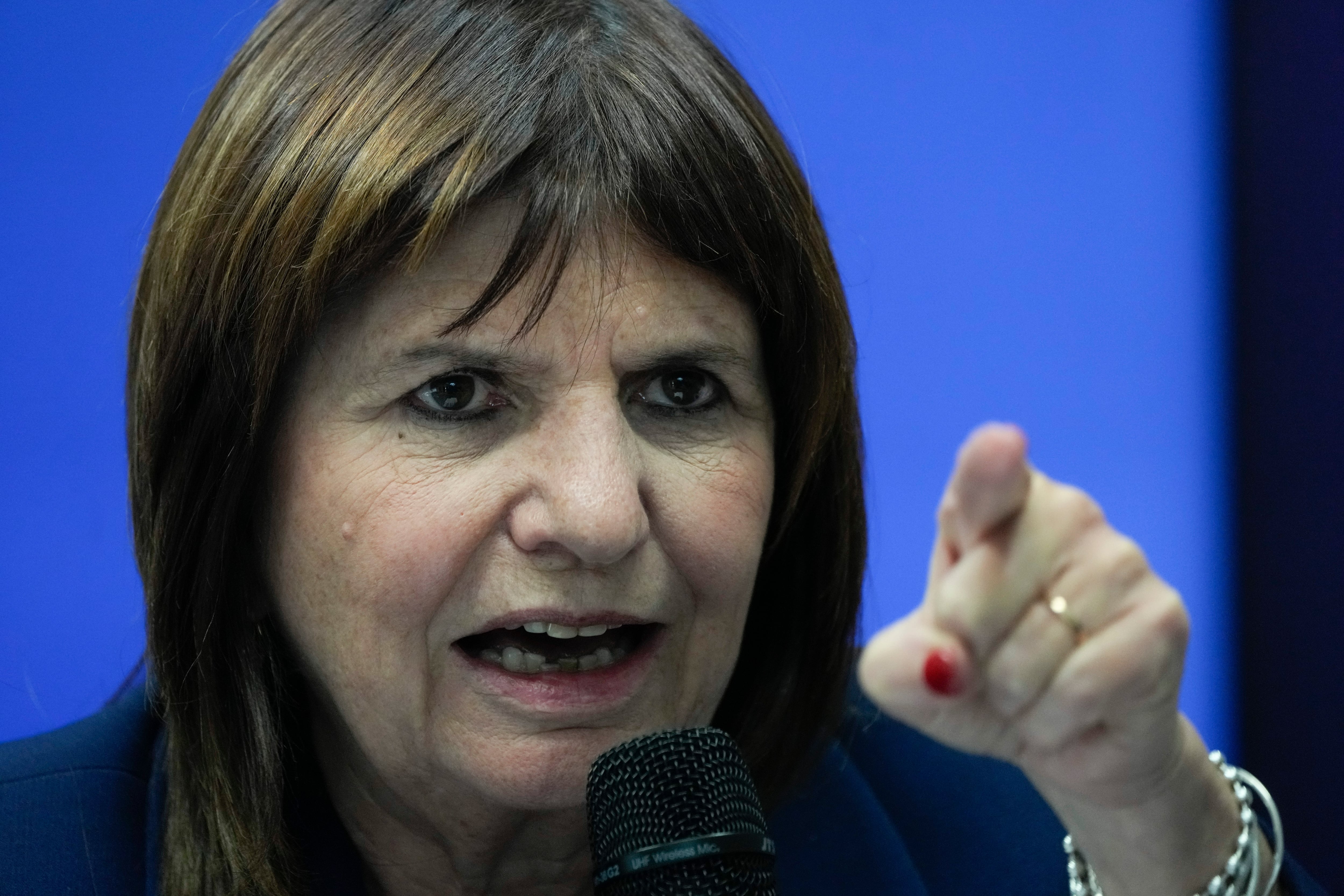 La ministra de Seguridad de Argentina, Patricia Bullrich, ofrece una conferencia de prensa sobre el arresto del soldado argentino Nahuel Gallo, quien fue arrestado en Venezuela a principios de este mes, en Buenos Aires, Argentina, el viernes 27 de diciembre de 2024. (Foto AP/Natacha Pisarenko)