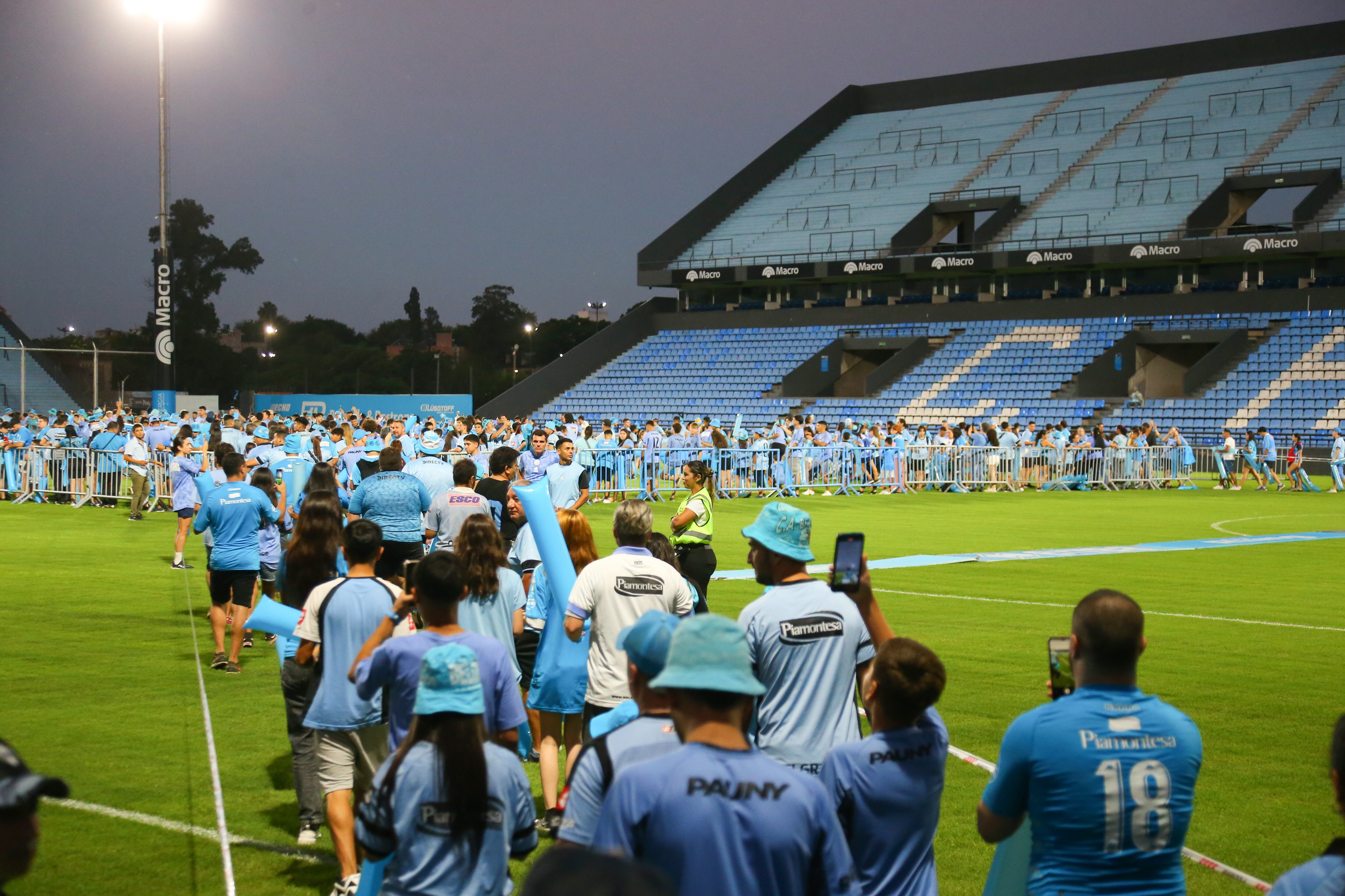 Hinchas ingresando al estadio para hacer la camiseta.