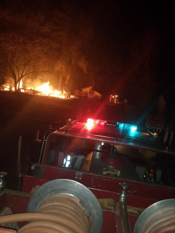 Santiago de Liniers: un incendio consumió un galpón y casi avanza a la casa lindante.