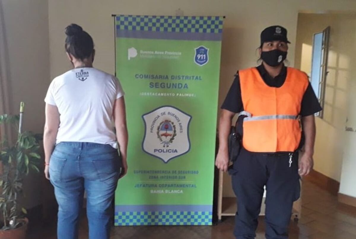 Una mujer junto a tres menores intentaron robar en Walmart