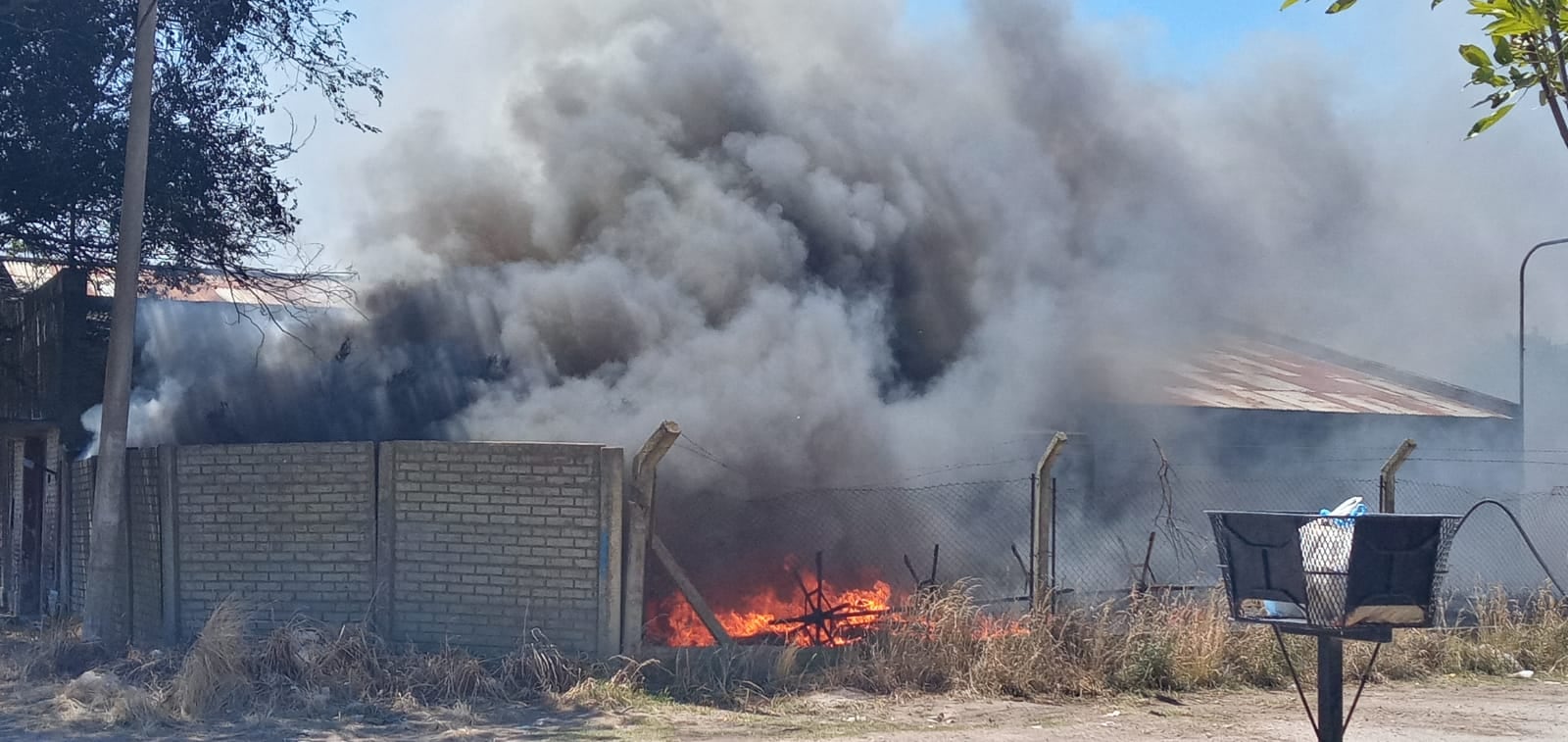 Incendio en una gomería en calle Chaco y Av. Caseros