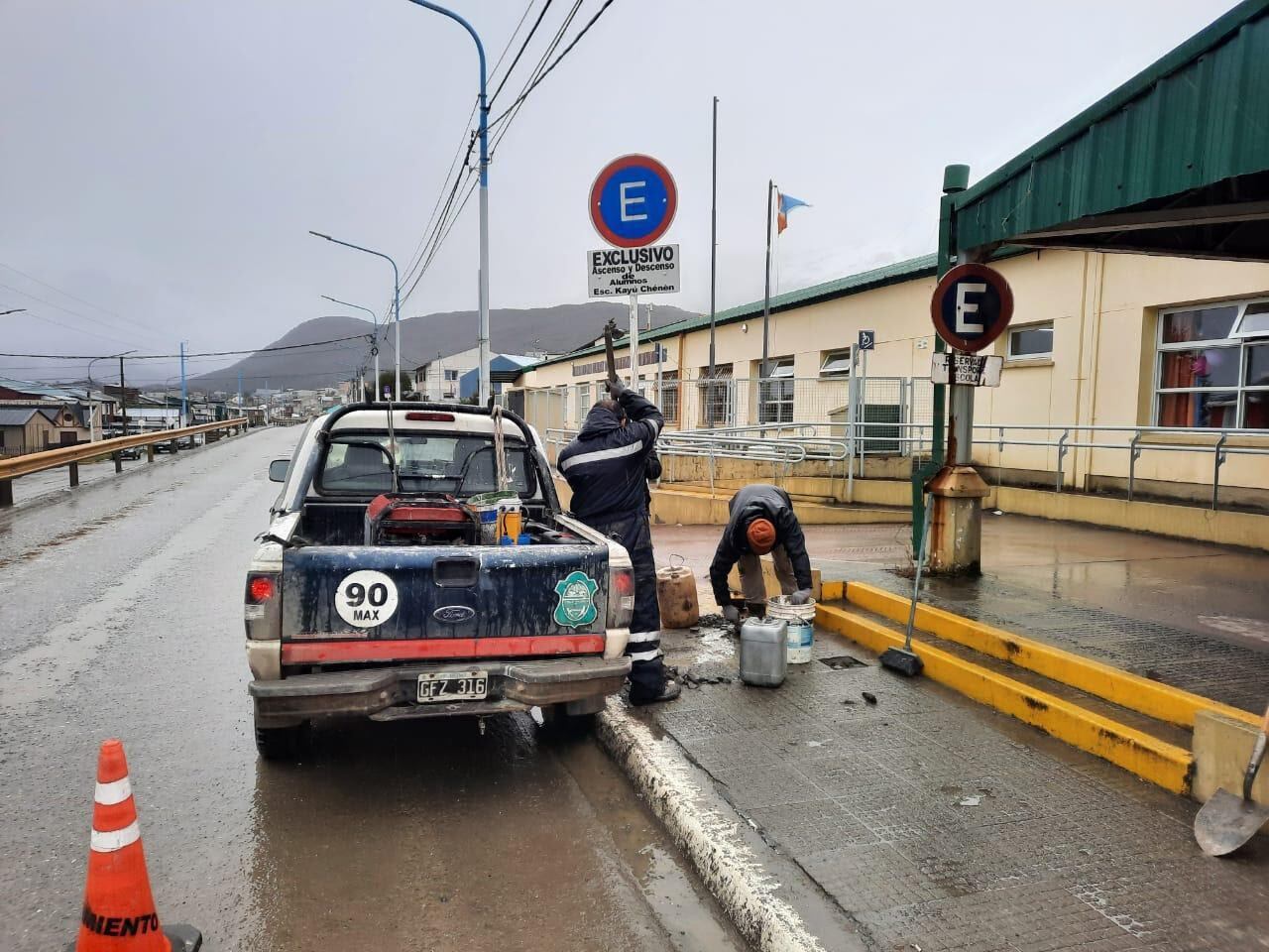 La Municipalidad de Ushuaia colocó cartelería en el Jardín de Infantes N°15 y en la escuela especial Kayú Chenen.