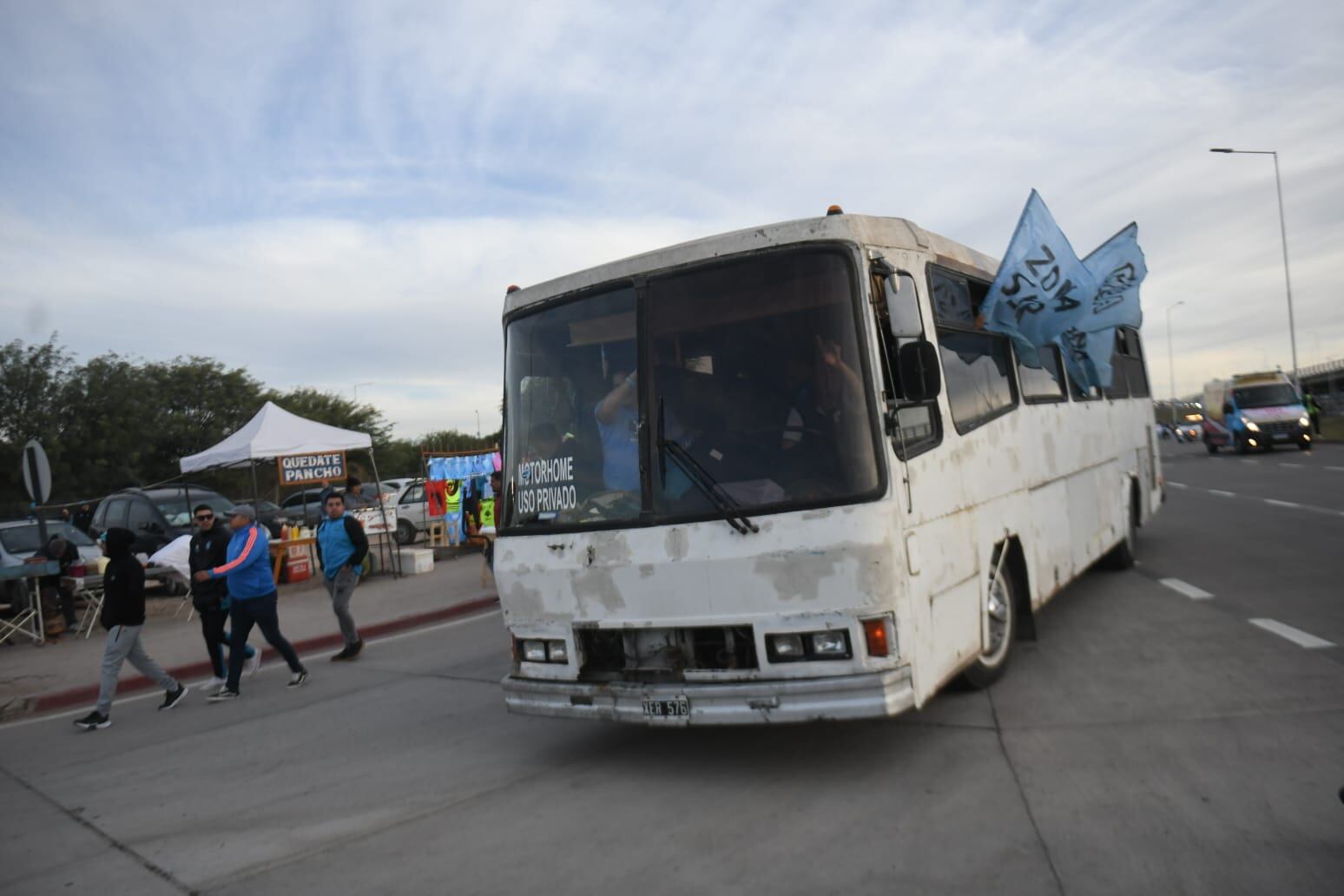 La gente de Belgrano llegando al Kempes en colectivos particulares. La hinchada que tenía transporte llevaba a otros hinchas. (Javier Ferreyra / La Voz)