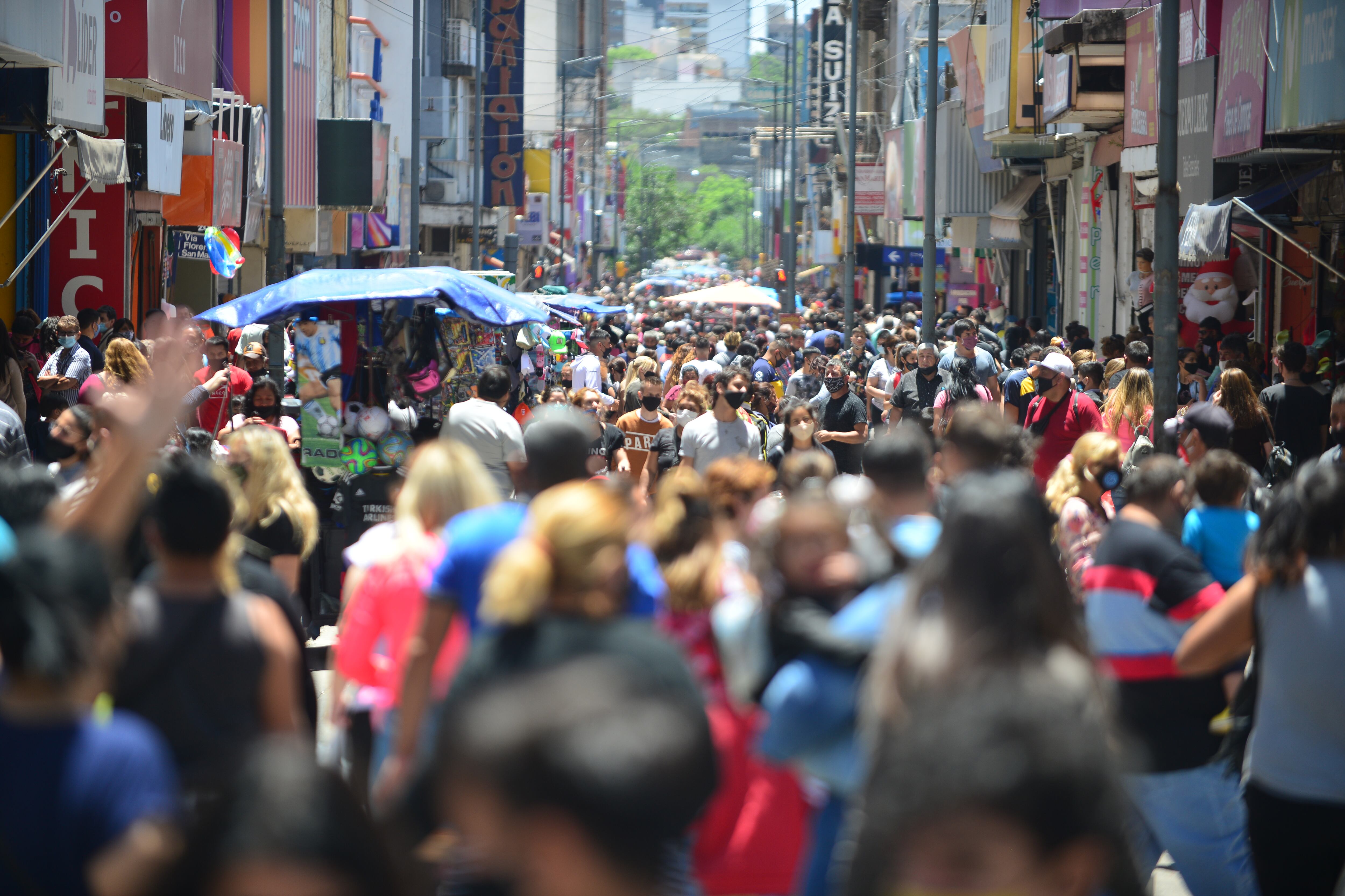 Gran movimiento en las calles de Córdoba ante el fin de semana largo