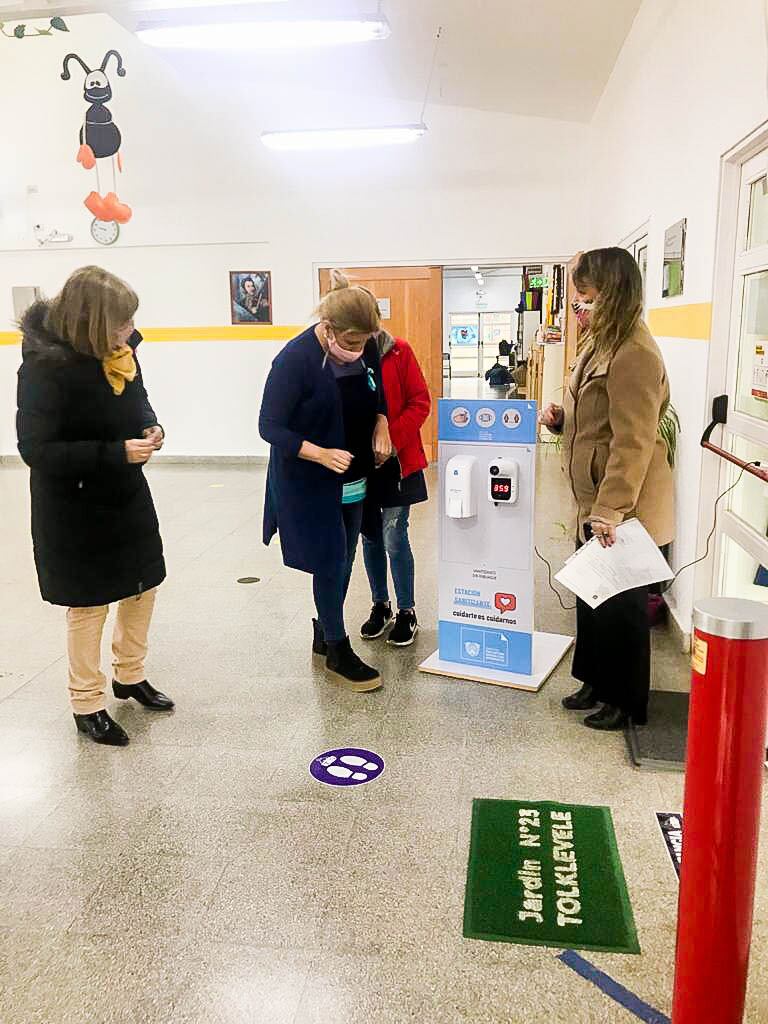 El Gobierno hizo entrega de torres con  dispensers de alcohol en gel y sensores medidores de temperatura.