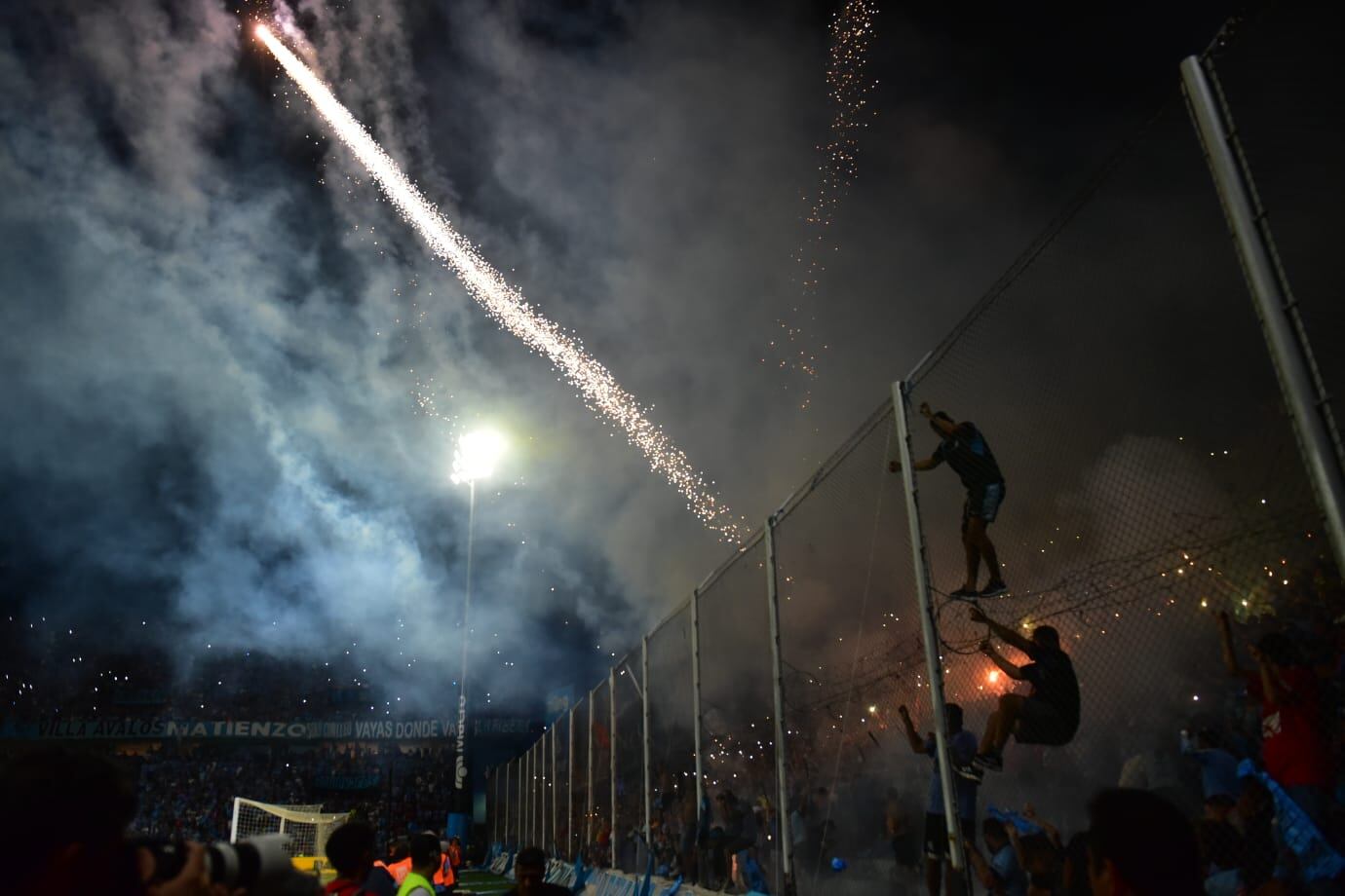 Incidentes y pirotecnia en el cierre del Belgrano - Talleres por la Copa de la Liga Profesional. (La Voz)