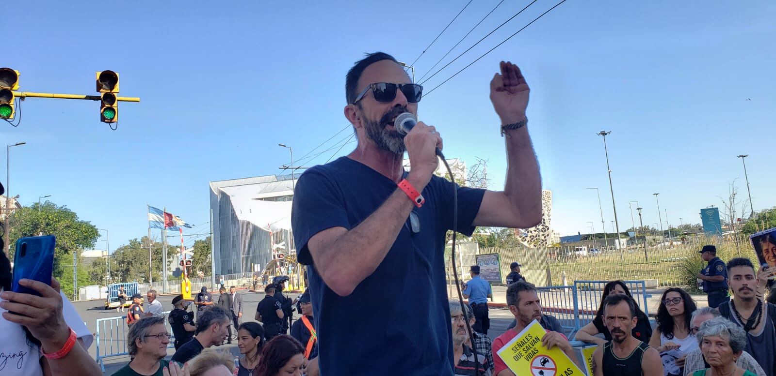 El padre de Alexa, Gustavo Álvarez, encabezó la protesta.