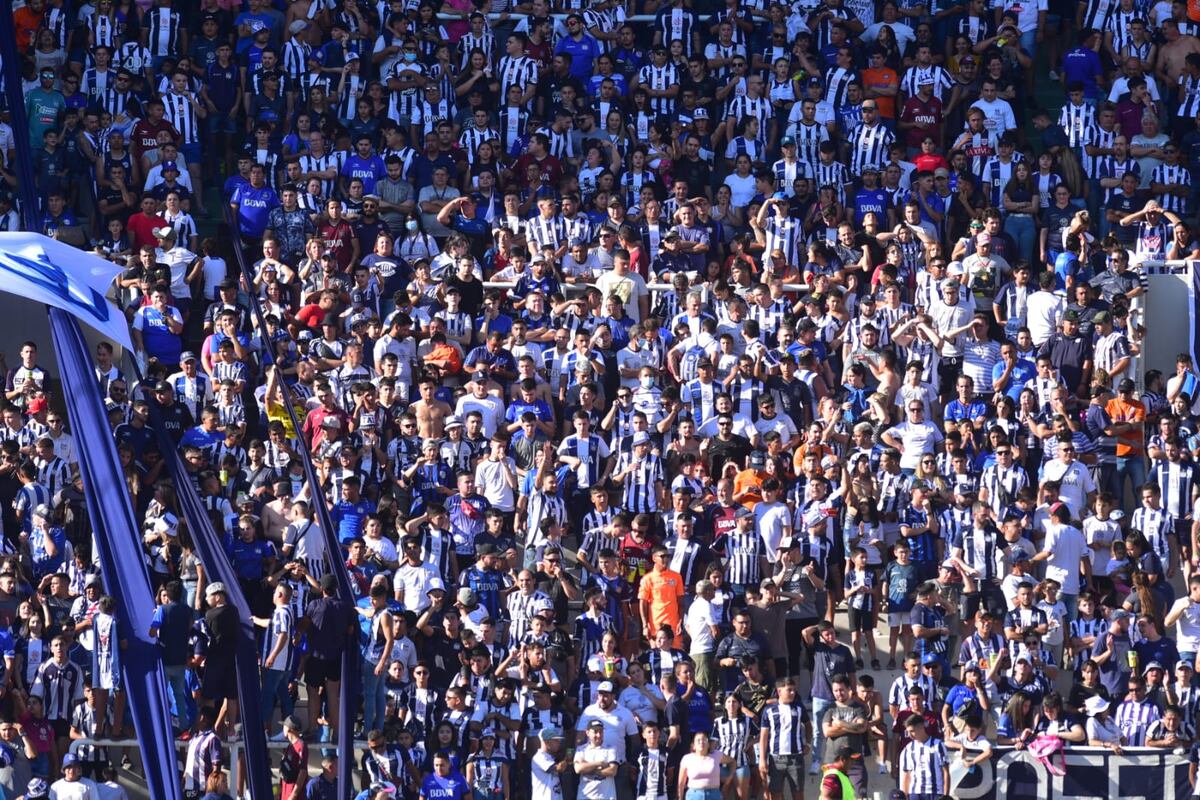 En todos lados: antes del partido, hinchas de Talleres dejaron un recuerdo en la playa