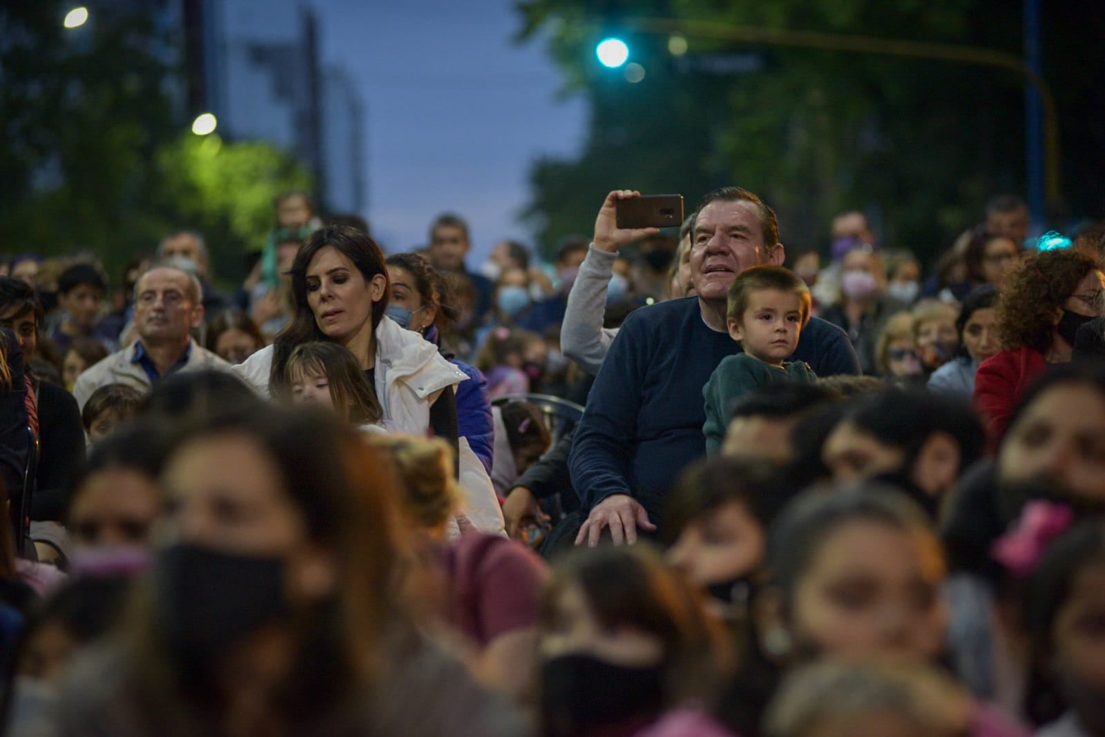 La Banda Sinfónica Municipal interpretó un repertorio que fue muy celebrado por el numeroso público que se acercó al evento.