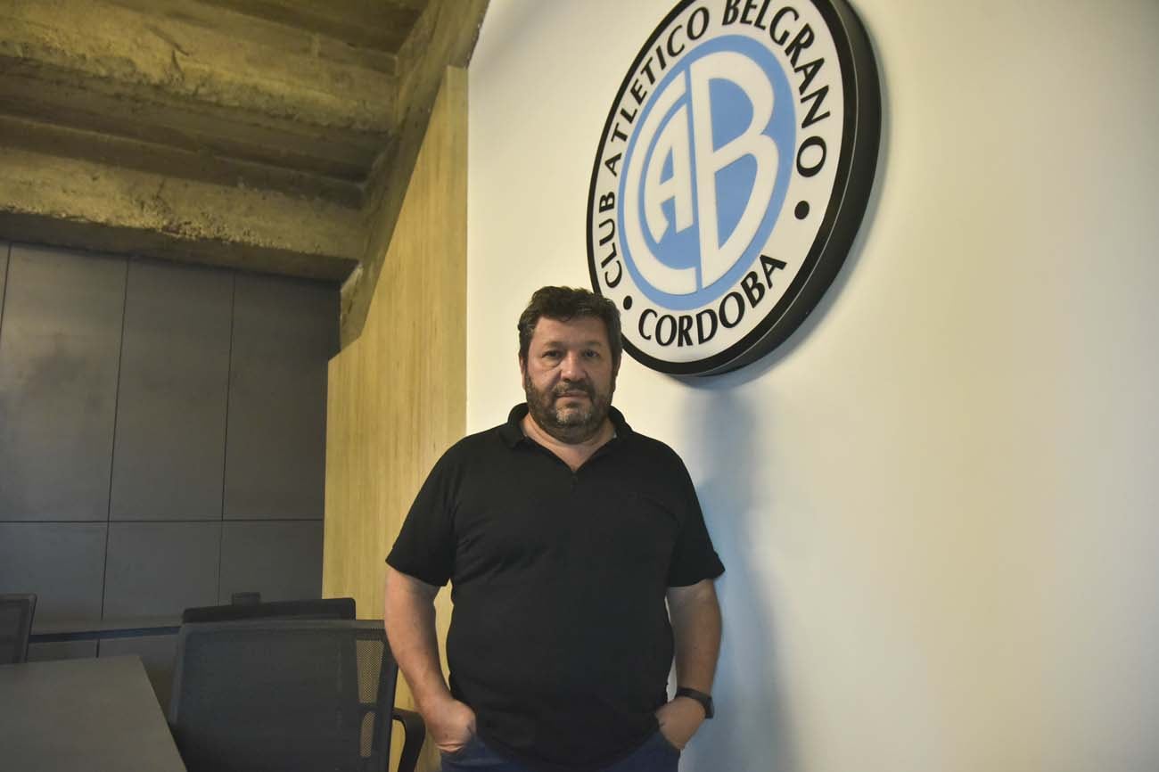 Claudio Giomi, secretario de Belgrano, mostrando las nuevas oficinas de Belgrano en la sede de la calle Arturo Orgaz 510. (Facundo Luque / La Voz)