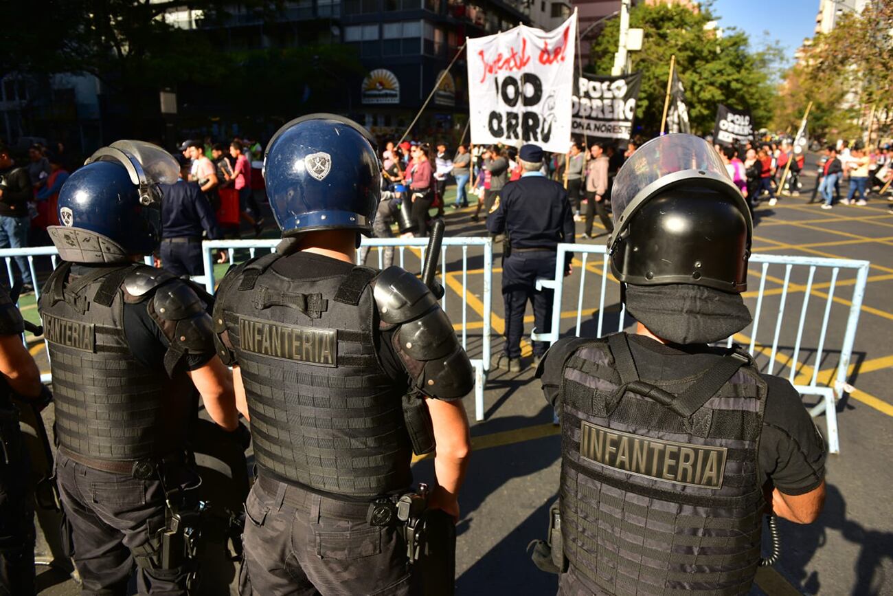 Organizaciones sociales se movilizan hacia la sede del Ministerio de Desarrollo Social de la Nación, ubicado en calle Chacabuco.  (José Hernández/La Voz)