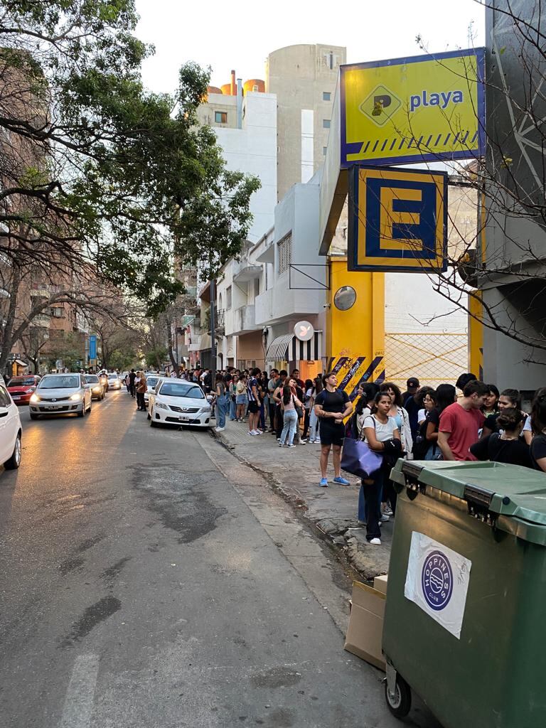 Más de tres cuadras de fila para acceder a la promo de "Una hamburguesa por un dólar".